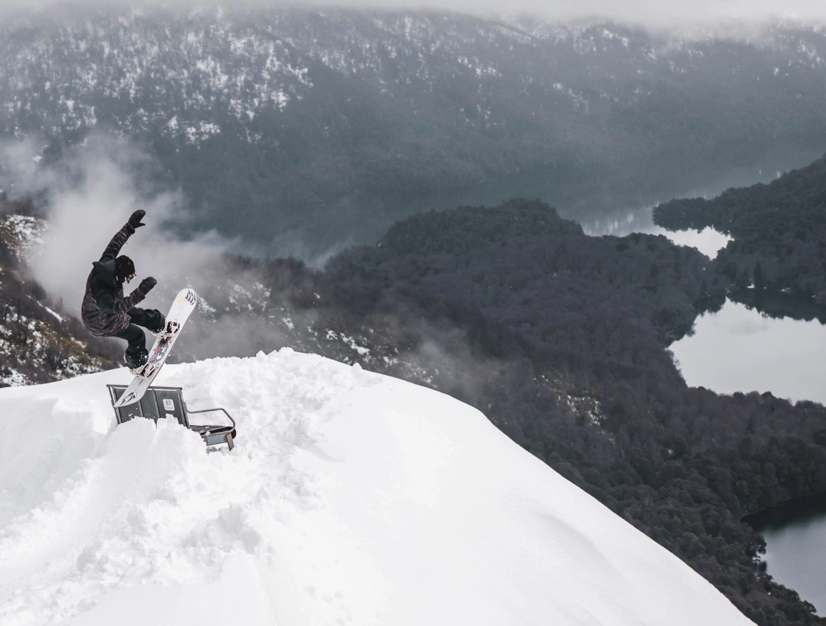 Snowboarder em salto na neve de Lago Hermoso Ski Resort